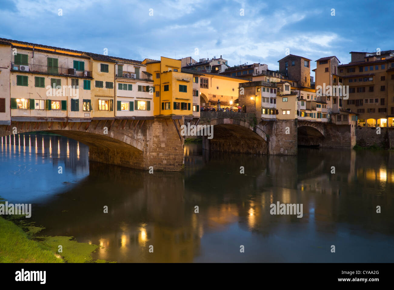 Abends Blick auf historische Ponte Vecchio Brücke über Fluss Arno in Florenz Italien Stockfoto