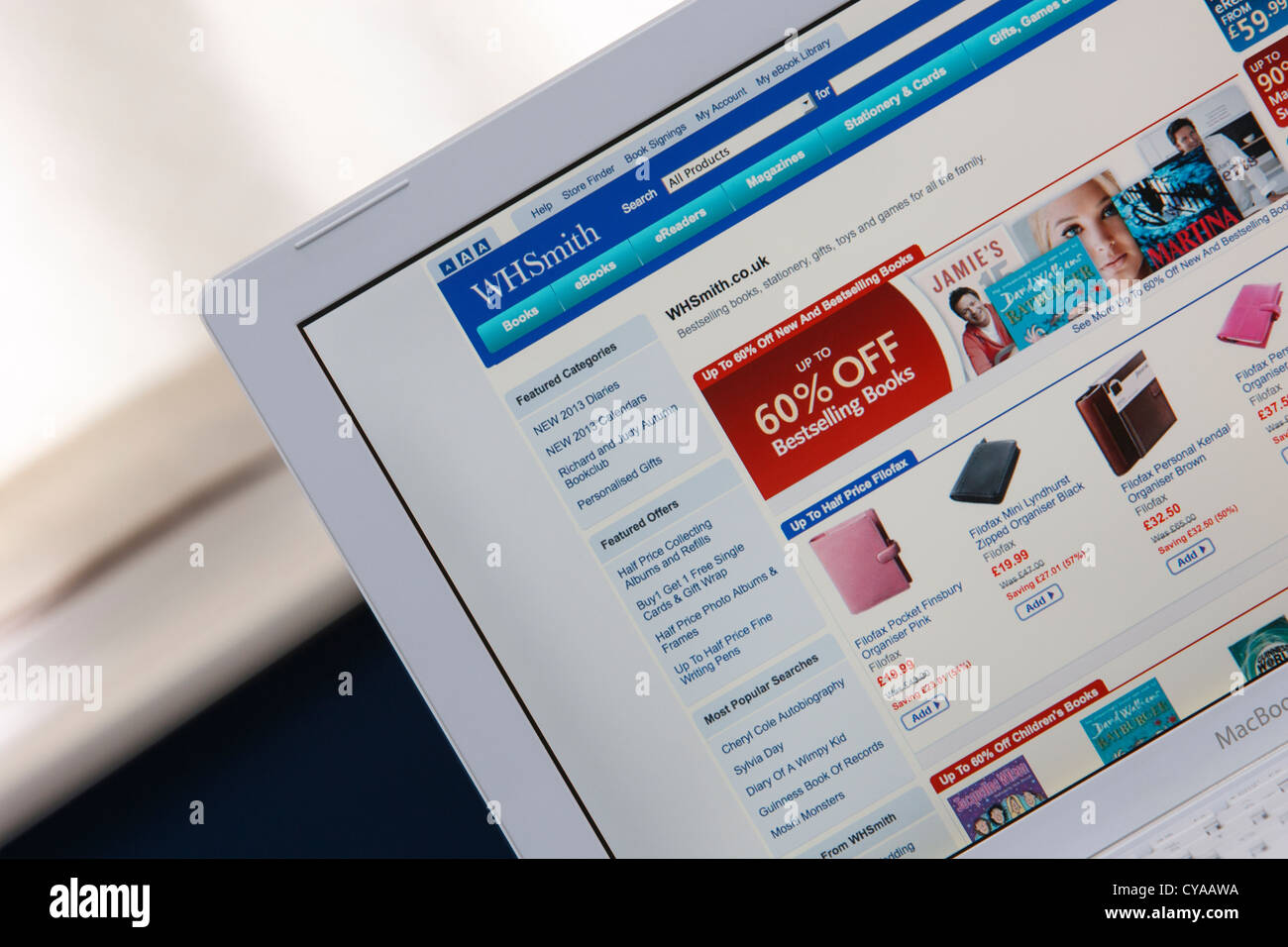 Eine Web-Seite aus die Webseite des britischen High Street Einzelhändler WH Smith wird fotografiert auf einem Laptop-Computer-Bildschirm angezeigt wird. Stockfoto