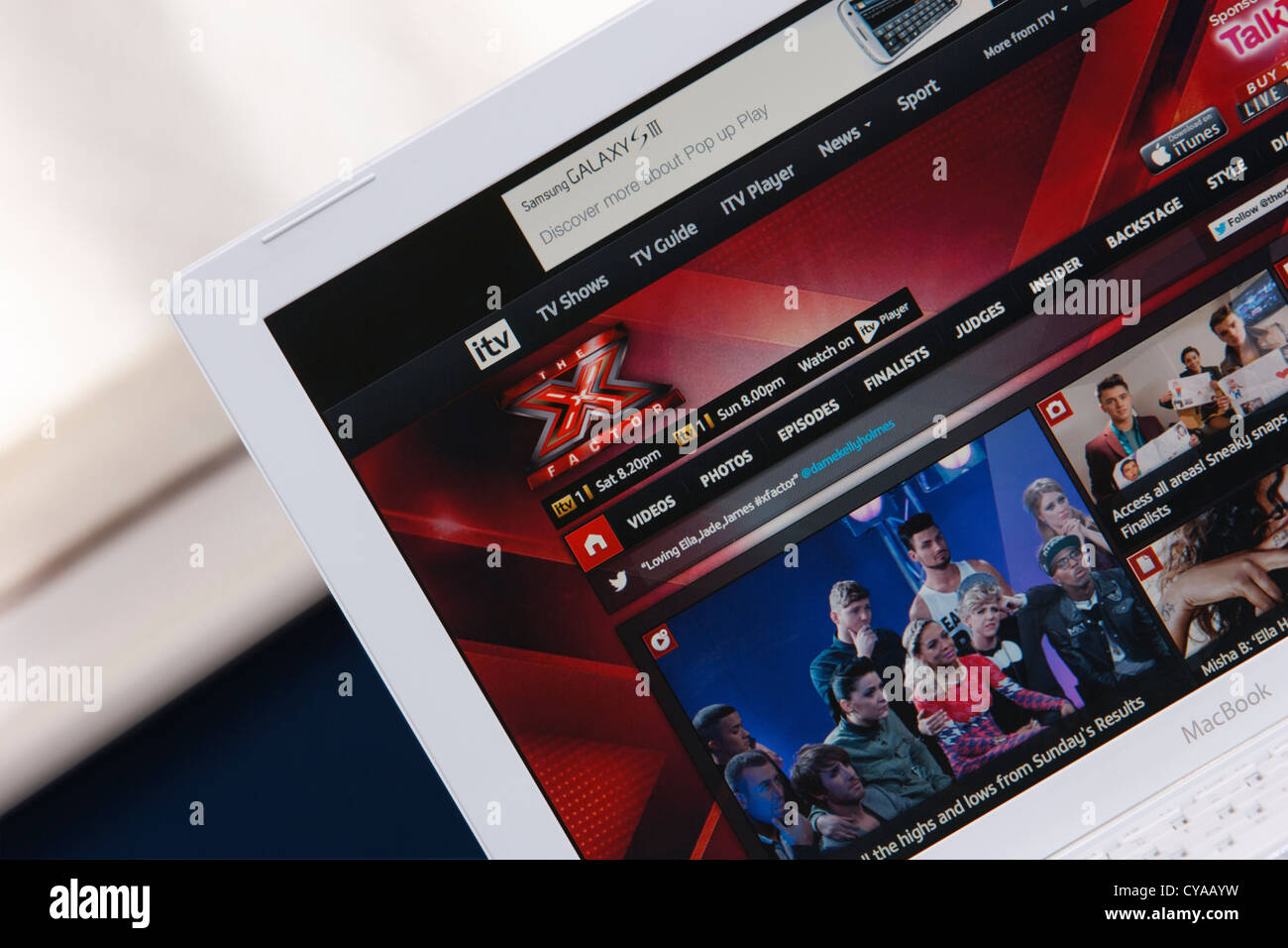 Eine Web-Seite aus dem ITV Fernsehen show X Factor Website fotografiert wird auf einem Laptop-Computer-Bildschirm angezeigt wird. Stockfoto