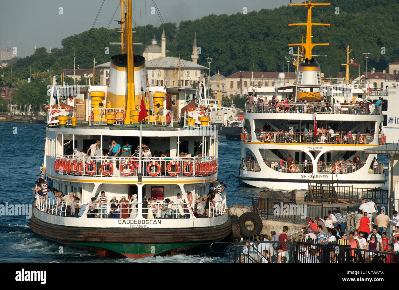 ISTANBUL, TÜRKEI. Bosporus-Fähren in Eminönü Fährterminal am Goldenen Horn. 2012. Stockfoto