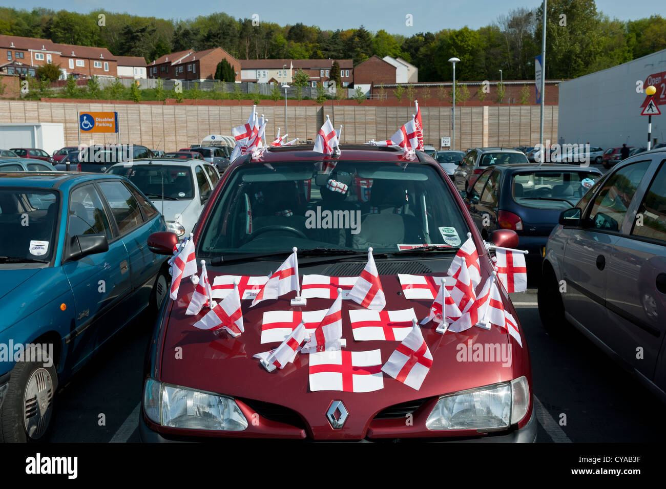 Ein geparktes rotes Renault-Auto, das in englischer Kreuz der St. George Fahnen in Vorbereitung auf die FIFA-Weltmeisterschaft 2010 bedeckt ist. Stockfoto