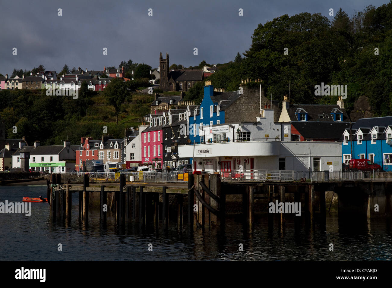 Eine Ansicht vom Hafen von Tobermory, Isle of Mull und seine bunten Häuser, Einstellung der Fernsehsendung Balamory Stockfoto