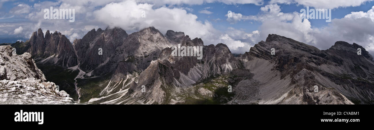 Spektakuläre Bergpanorama von puze - geisler Berg Gruppe vom Col de la pieres Berggipfel in den Dolomiten über Gröden Tal Stockfoto