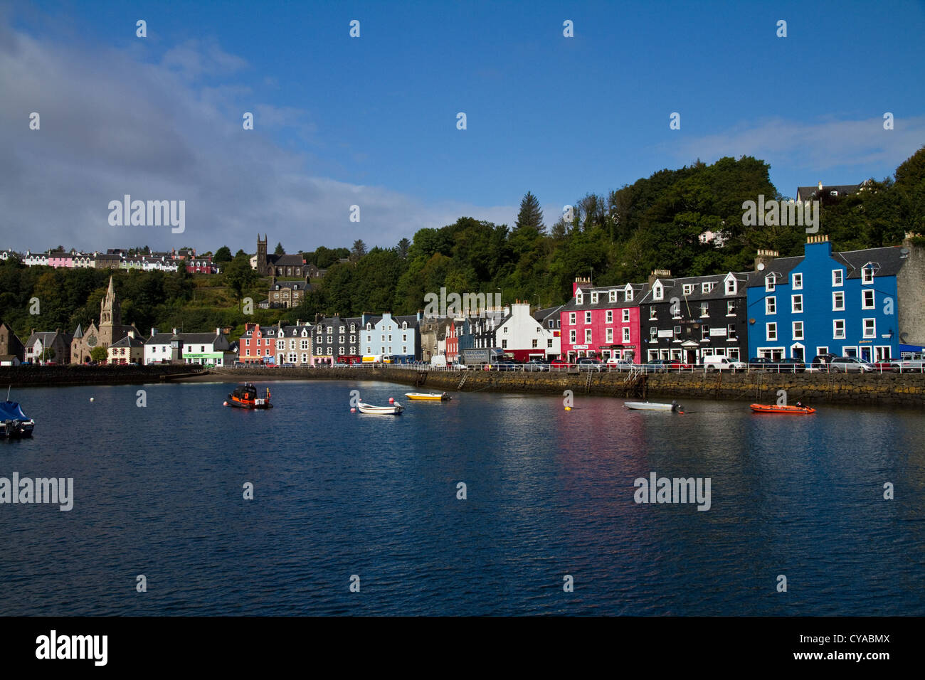 Eine Ansicht vom Hafen von Tobermory, Isle of Mull und seine bunten Häuser, Einstellung der Fernsehsendung Balamory Stockfoto