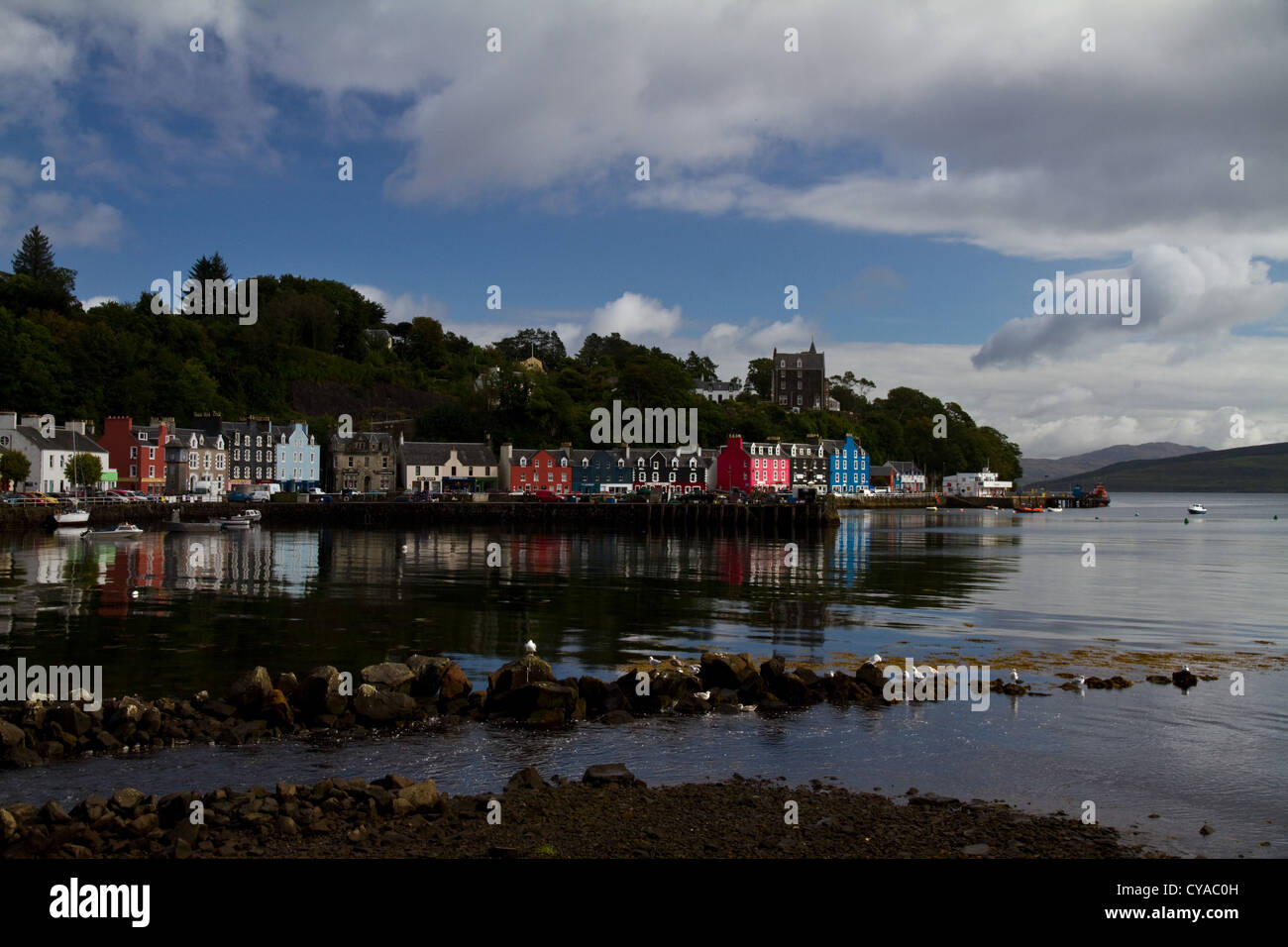Ein Blick über den Hafen, Tobermory, Isle of Mull, Schottland, mit seinen berühmten bunten Häusern, für TV-Serie Balamory Stockfoto