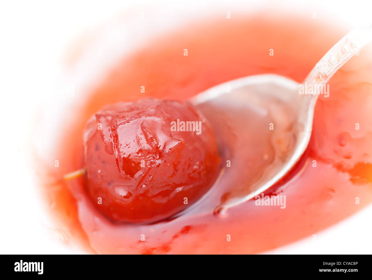 Kleine rote chinesische Apfel Marmelade mit Metalllöffel Stockfoto
