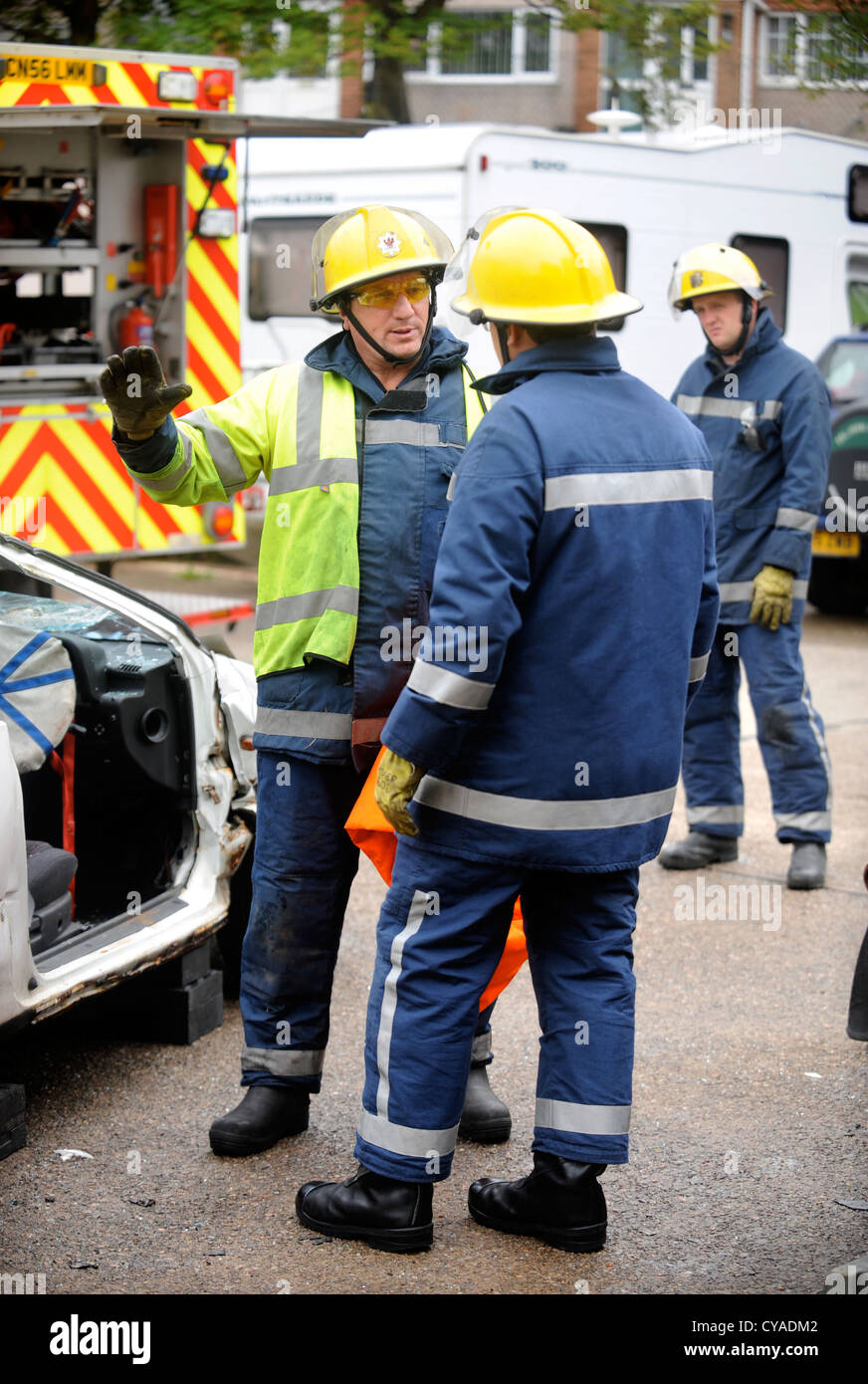 Feuerwehrmann der weißen Uhr in Pontypridd Feuerwache in S Wales - eine Trainingseinheit mit Ausrüstung für Schneiden im Falle einer Straße Stockfoto