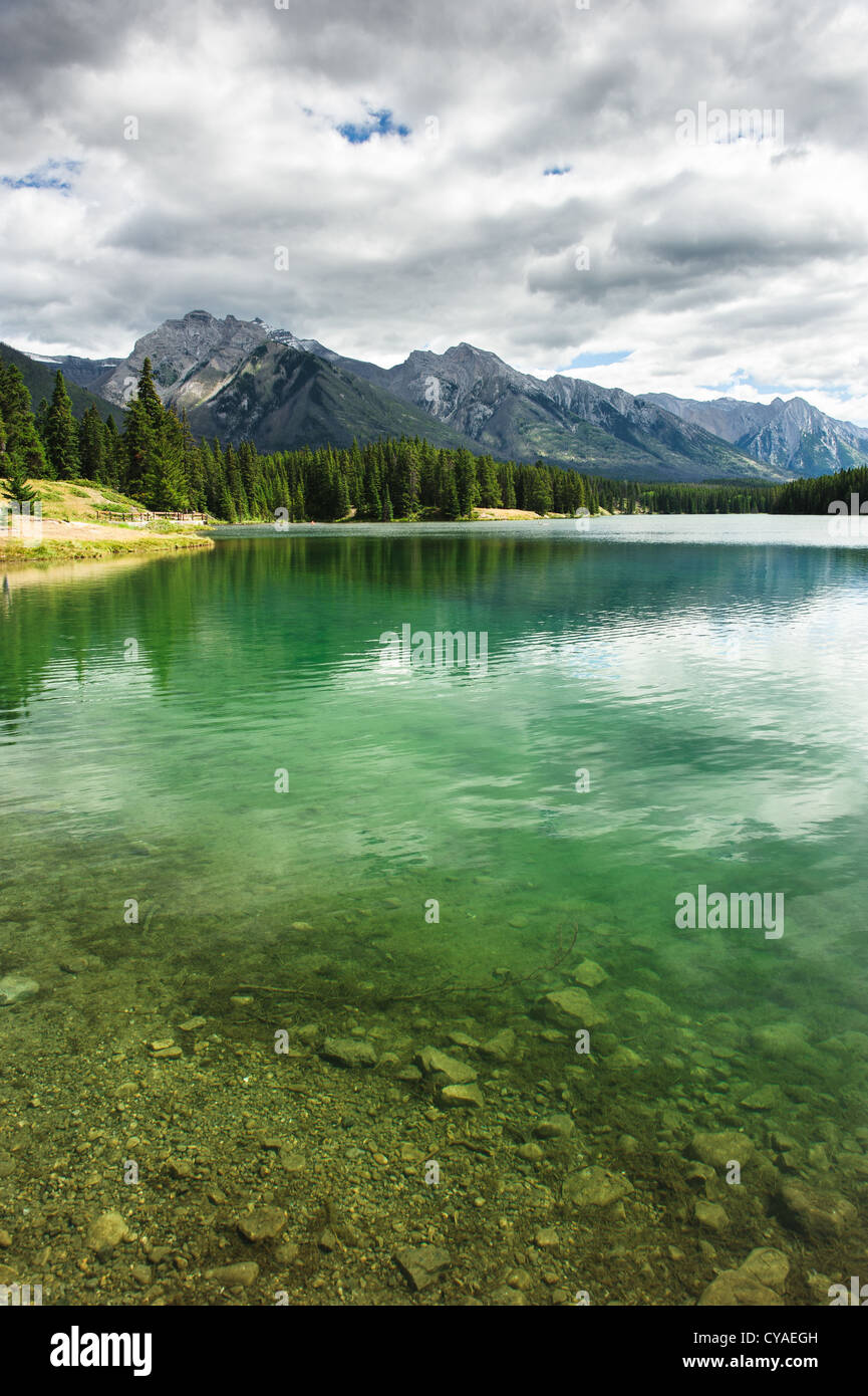 Johnson Lake, Banff Nationalpark, Alberta, Kanada Stockfoto