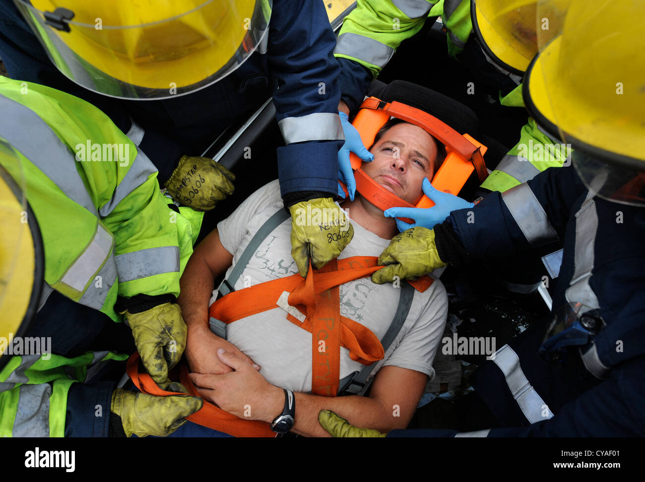 Feuerwehrmann der weißen Uhr in Pontypridd Feuerwache in S Wales - eine Trainingseinheit zu üben, die das Opfer von einer Straße Traf entfernen Stockfoto