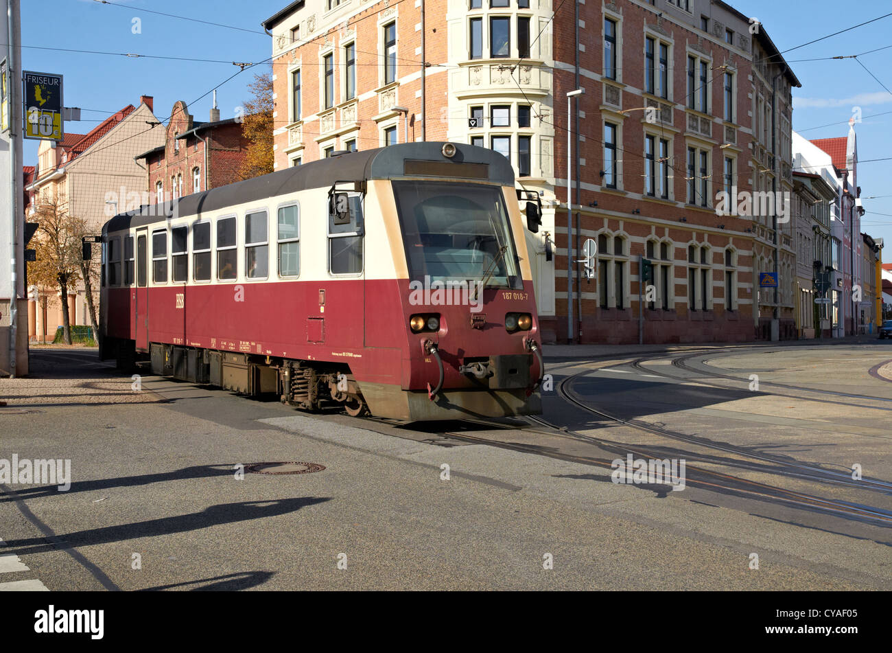 Harzer Schmalspurbahnen Harz moderne Diesel-Triebwagen wegzulaufen Hauptstrecke bis zur Straßenbahnhaltestelle vom Bahnhof in Nordhausen. Stockfoto