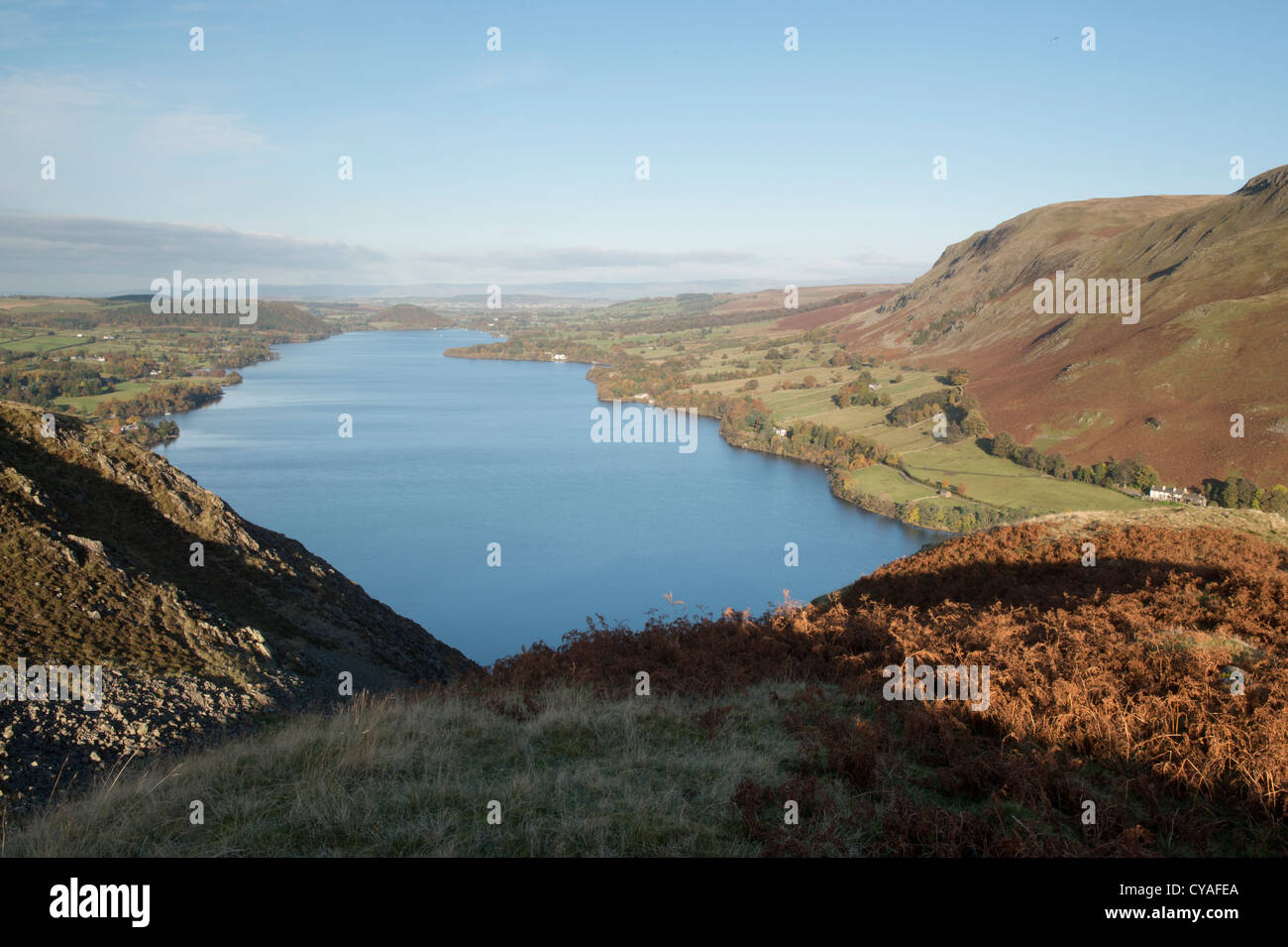 Einen erhöhten Kamera Blick auf Lake Ullswater im Lake District in Cumbria im Vereinigten Königreich. Stockfoto