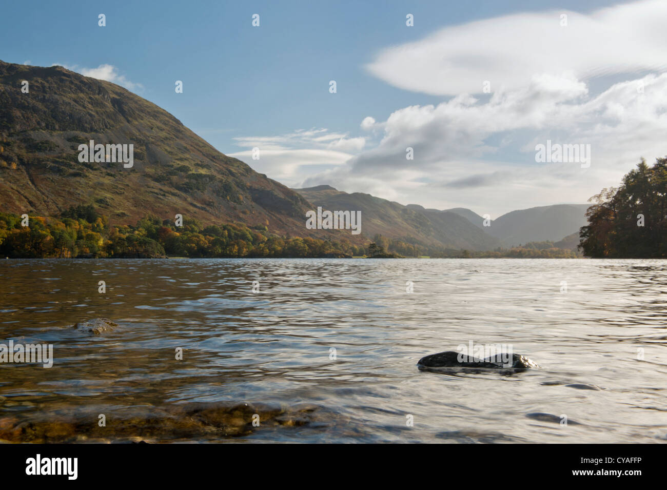 Eine niedrige Kameraansicht Lake Ullswater im Lake District in Cumbria im Vereinigten Königreich. Stockfoto