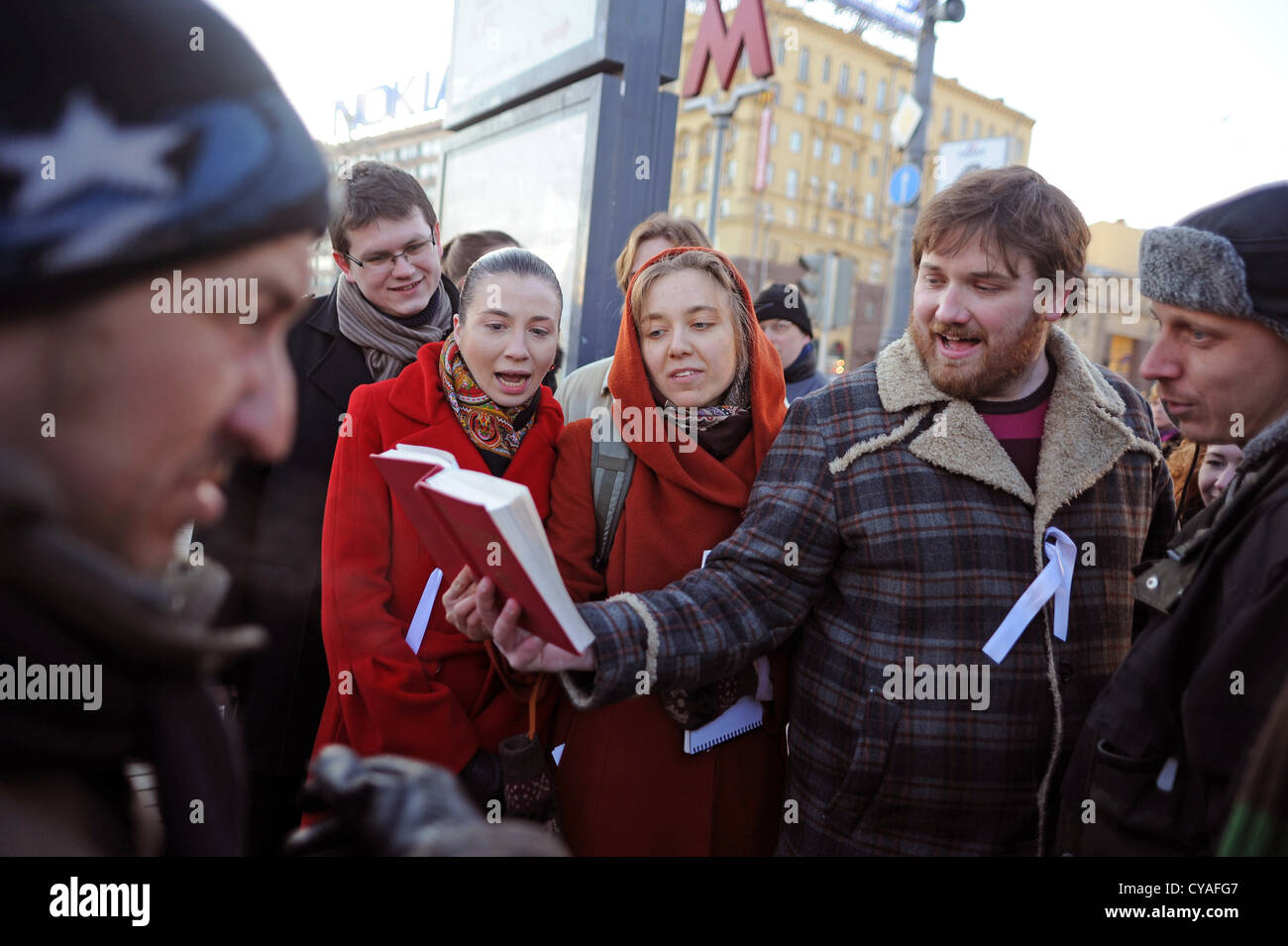 Pro-Demokratie-Aktivisten lesen eine Gedichtband im Moskauer Puschkin-Platz, Putins Wiederwahl im März 2012 zu protestieren. Stockfoto