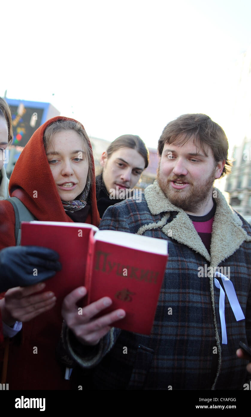 Pro-Demokratie-Aktivisten lesen eine Gedichtband im Moskauer Puschkin-Platz, Putins Wiederwahl im März 2012 zu protestieren. Stockfoto