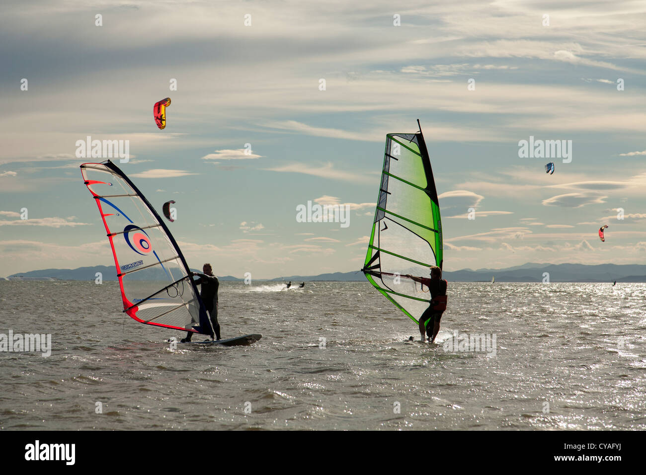 Windsurfen und Kitesurfen in Alfacs bay, Delta del Ebro-Naturpark, San Carlos De La Rapita, Spanien Stockfoto