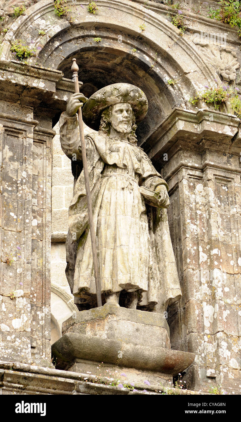 Stautue eines Pilgers über einen Eingang zur Catedral de Santiago. . Santiago De Compostela, Galicien, Spanien. Stockfoto