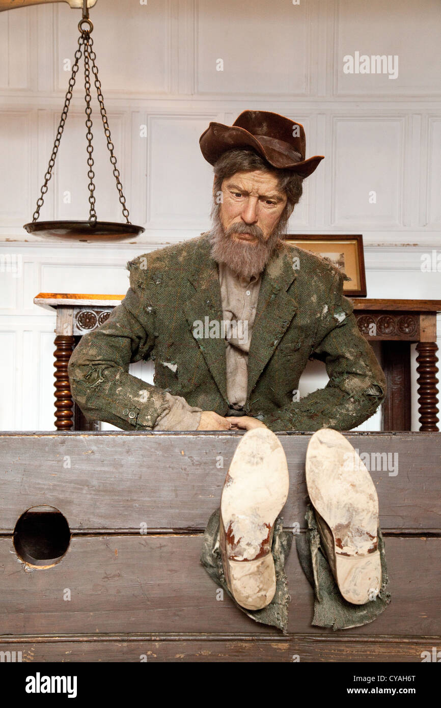 Darstellung eines Mannes in Aktien für Bestrafung, The Guildhall, Much Wenlock, Shropshire UK Stockfoto