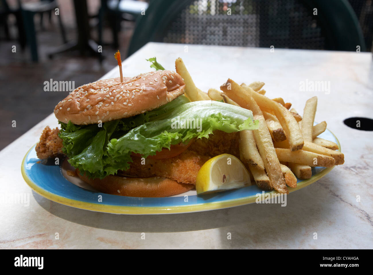 Gebratener Wels-Sandwich mit Pommes frites in einem Restaurant in Key West Florida usa Stockfoto