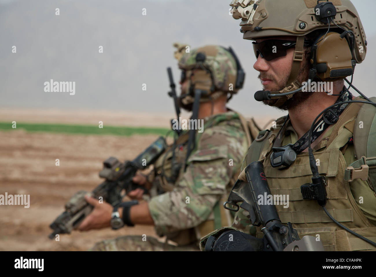 Koalition force Mitglieder die Gewährleistung der Sicherheit während der afghanischen nationalen Sicherheitskräfte led Security Patrol, um den Feind Bewegungsfreiheit in Khak-E-Safed, Farah Province, Afghanistan, Oktober 30, 2012 zu verweigern. ANSF haben die Führung in der Security Operations, mit den alliierten Streitkräften als Mentoren, Sicherheit und Stabilität für die Bevölkerung der Islamischen Republik Afghanistan zu bringen. Stockfoto