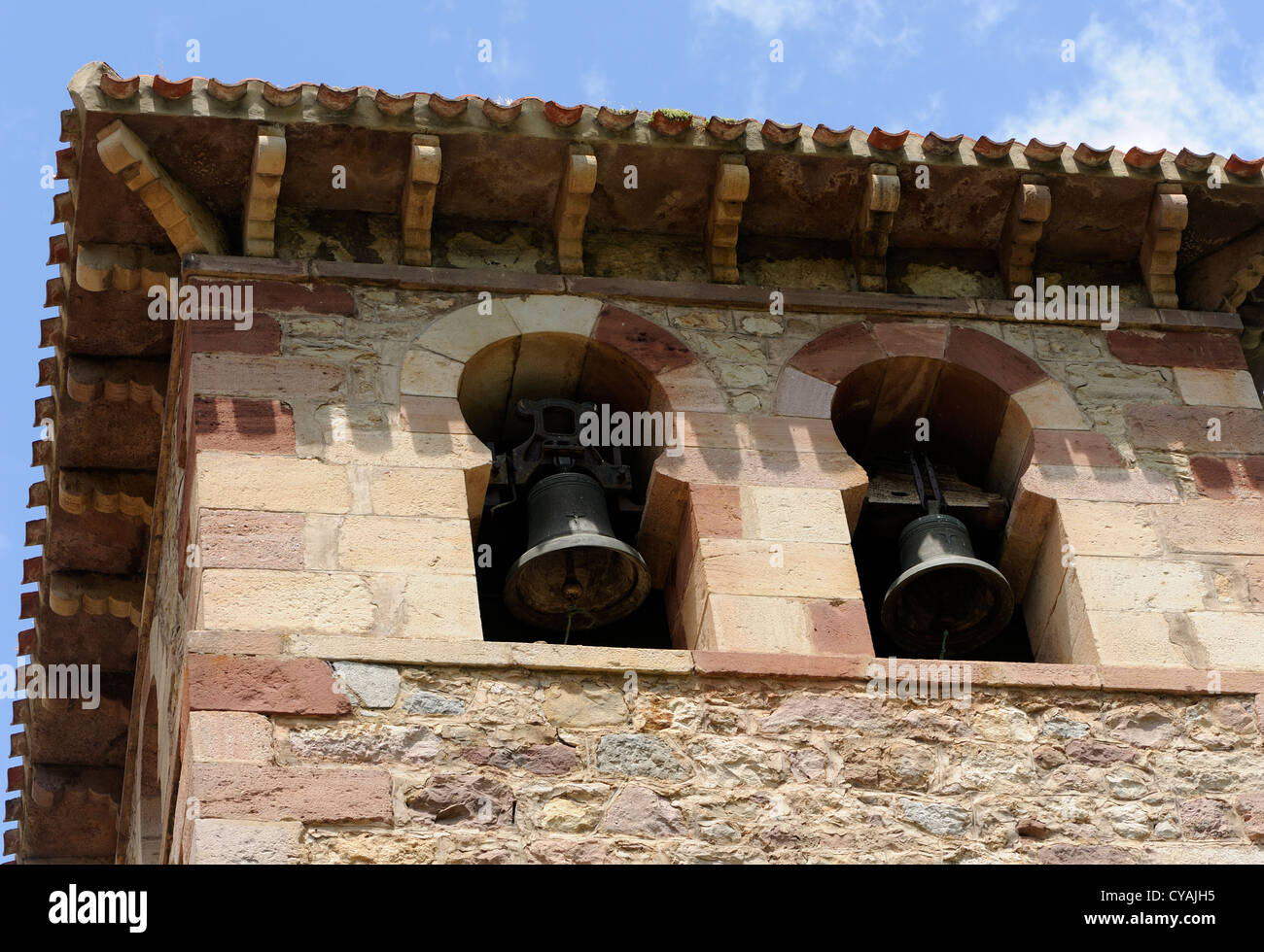 Der Glockenturm der Kirche von Santa María Lebeña, Iglesia de Santa María. Cillorigo de Liébana, Kantabrien, Spanien. Stockfoto