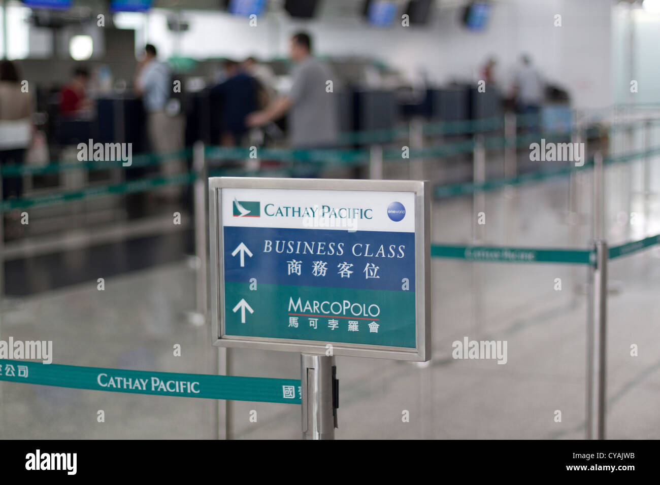 Passagier bei Cathay Pacific Business Class und MarcoPolo Einchecken Warteschlange wartet Stockfoto