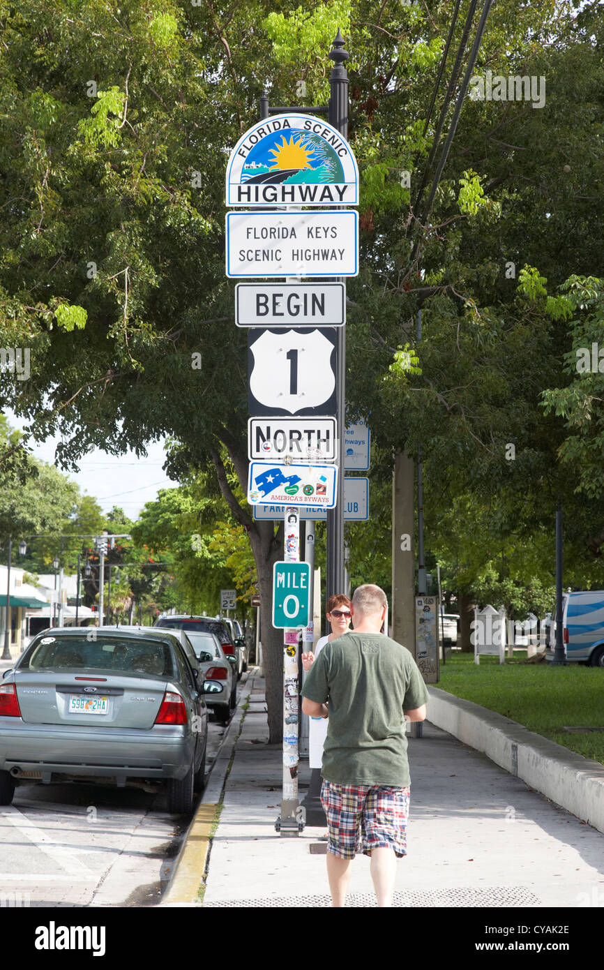 Touristen bei uns route 1 Meile Markierung 0 Start der Autobahn Key West Florida usa Stockfoto