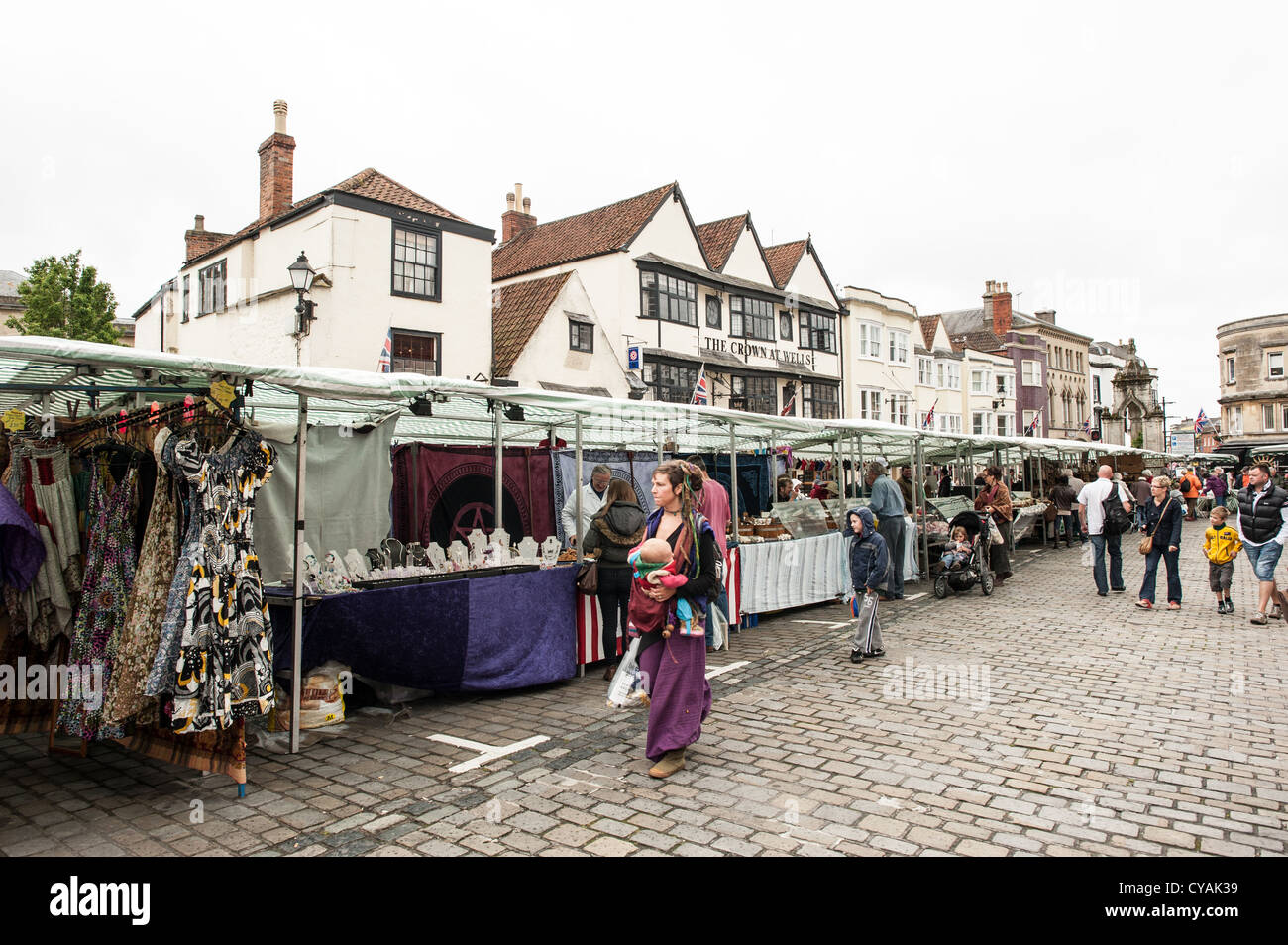 WELLS, England – der historische Marktplatz in Wells, der sich im Herzen der Stadt befindet. Umgeben von mittelalterlichen Gebäuden und der berühmten Kathedrale von Wells bietet der Markt Verkaufsstände mit lokalen Produkten, Kunsthandwerk und Waren. Die geschäftige Atmosphäre und die charmante Architektur machen es zu einem beliebten Reiseziel für Einheimische und Besucher. Stockfoto