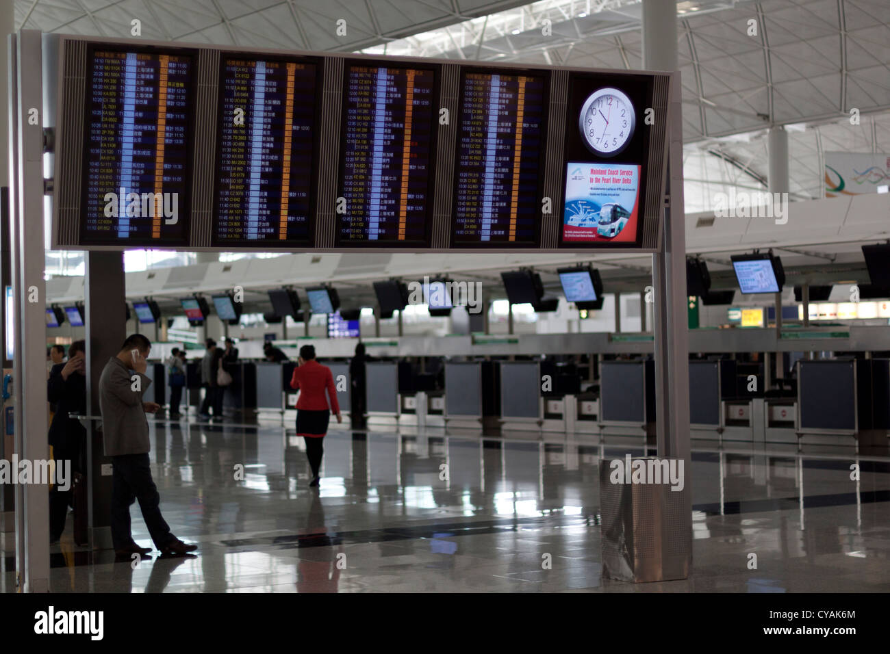 Flug-Informations-Display am Hong Kong International Airport Stockfoto