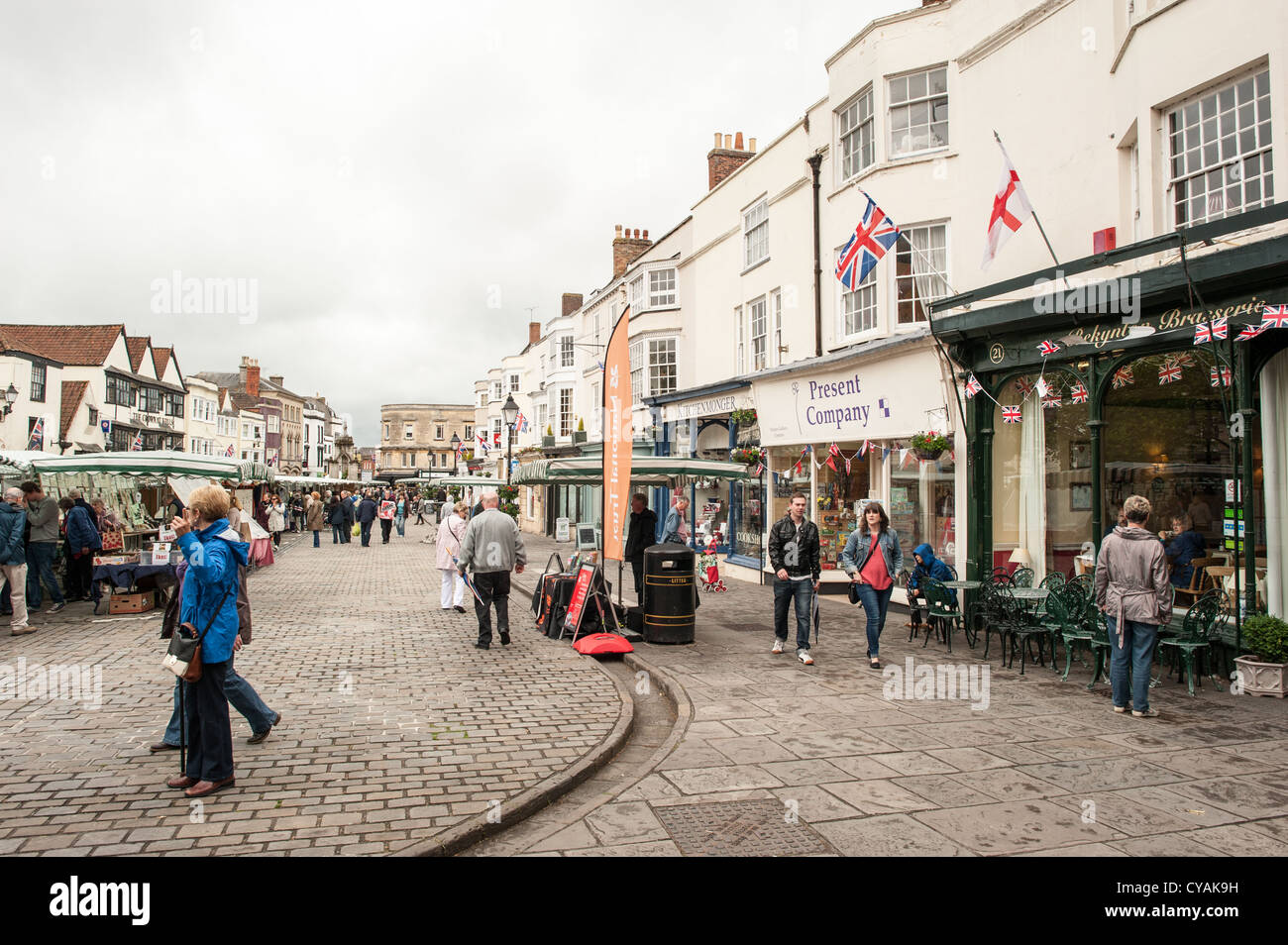 WELLS, England – der historische Marktplatz in Wells, der sich im Herzen der Stadt befindet. Umgeben von mittelalterlichen Gebäuden und der berühmten Kathedrale von Wells bietet der Markt Verkaufsstände mit lokalen Produkten, Kunsthandwerk und Waren. Die geschäftige Atmosphäre und die charmante Architektur machen es zu einem beliebten Reiseziel für Einheimische und Besucher. Stockfoto