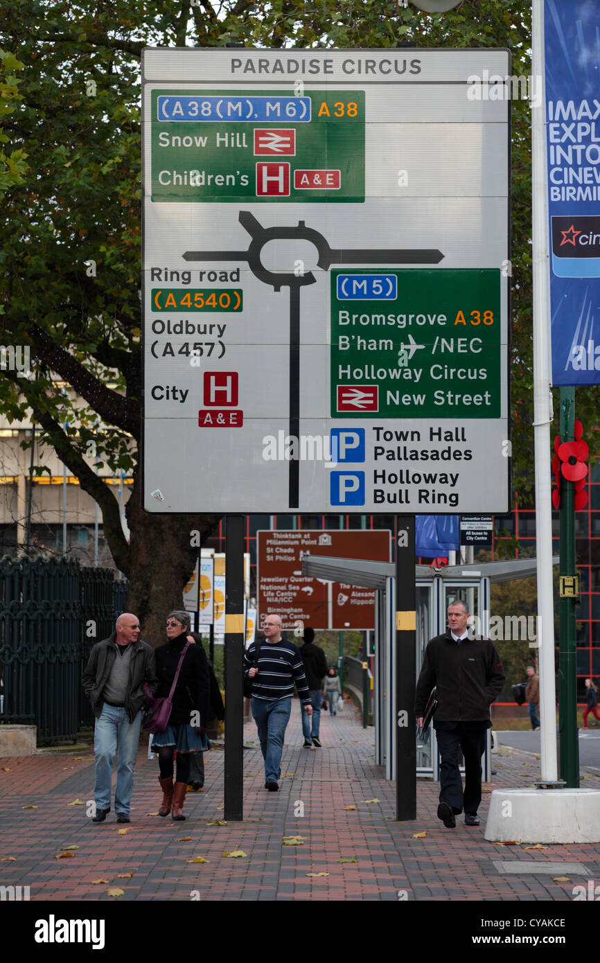 Pflaster, Fußgänger und Straße Zeichen auf Broad Street Birmingham UK Stockfoto