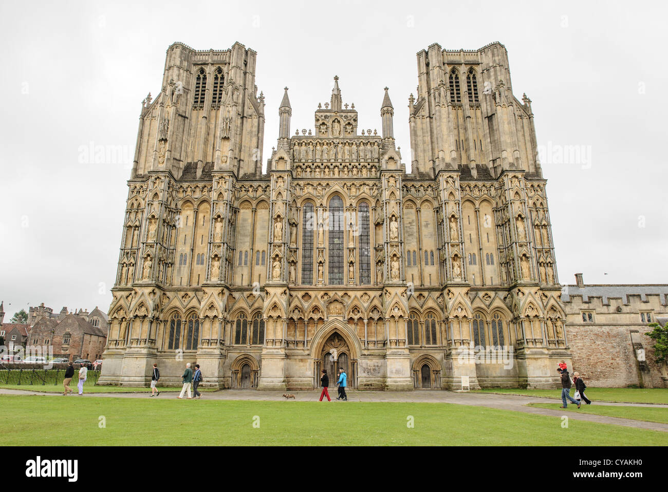 WELLS, England - Wells Cathedral, ein architektonisches Wunderwerk der gotischen Zeit, steht hoch im Herzen von Wells, Somerset. Die Kathedrale, weithin bekannt für ihre atemberaubende Westfassade und einzigartige Scherenbögen, ist seit Jahrhunderten ein Ort der Anbetung und Wallfahrt und verkörpert die reiche religiöse und architektonische Geschichte der Stadt. Stockfoto