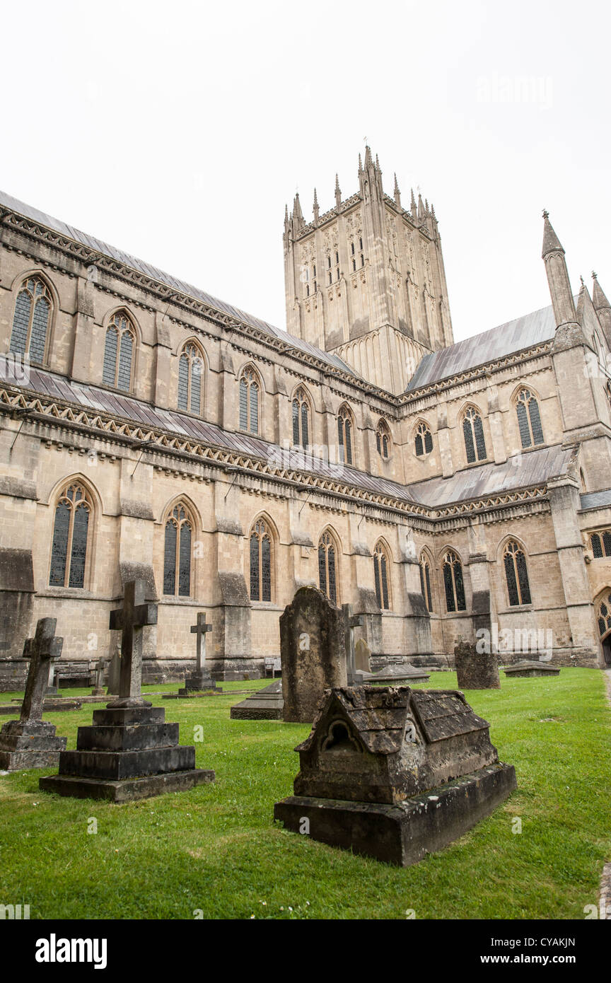 WELLS, England - Wells Cathedral, ein architektonisches Wunderwerk der gotischen Zeit, steht hoch im Herzen von Wells, Somerset. Die Kathedrale, weithin bekannt für ihre atemberaubende Westfassade und einzigartige Scherenbögen, ist seit Jahrhunderten ein Ort der Anbetung und Wallfahrt und verkörpert die reiche religiöse und architektonische Geschichte der Stadt. Stockfoto