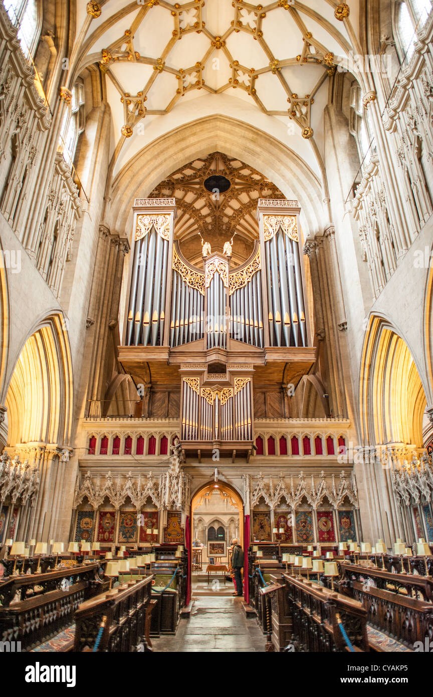 WELLS, England - Wells Cathedral, ein architektonisches Wunderwerk der gotischen Zeit, steht hoch im Herzen von Wells, Somerset. Die Kathedrale, weithin bekannt für ihre atemberaubende Westfassade und einzigartige Scherenbögen, ist seit Jahrhunderten ein Ort der Anbetung und Wallfahrt und verkörpert die reiche religiöse und architektonische Geschichte der Stadt. Stockfoto