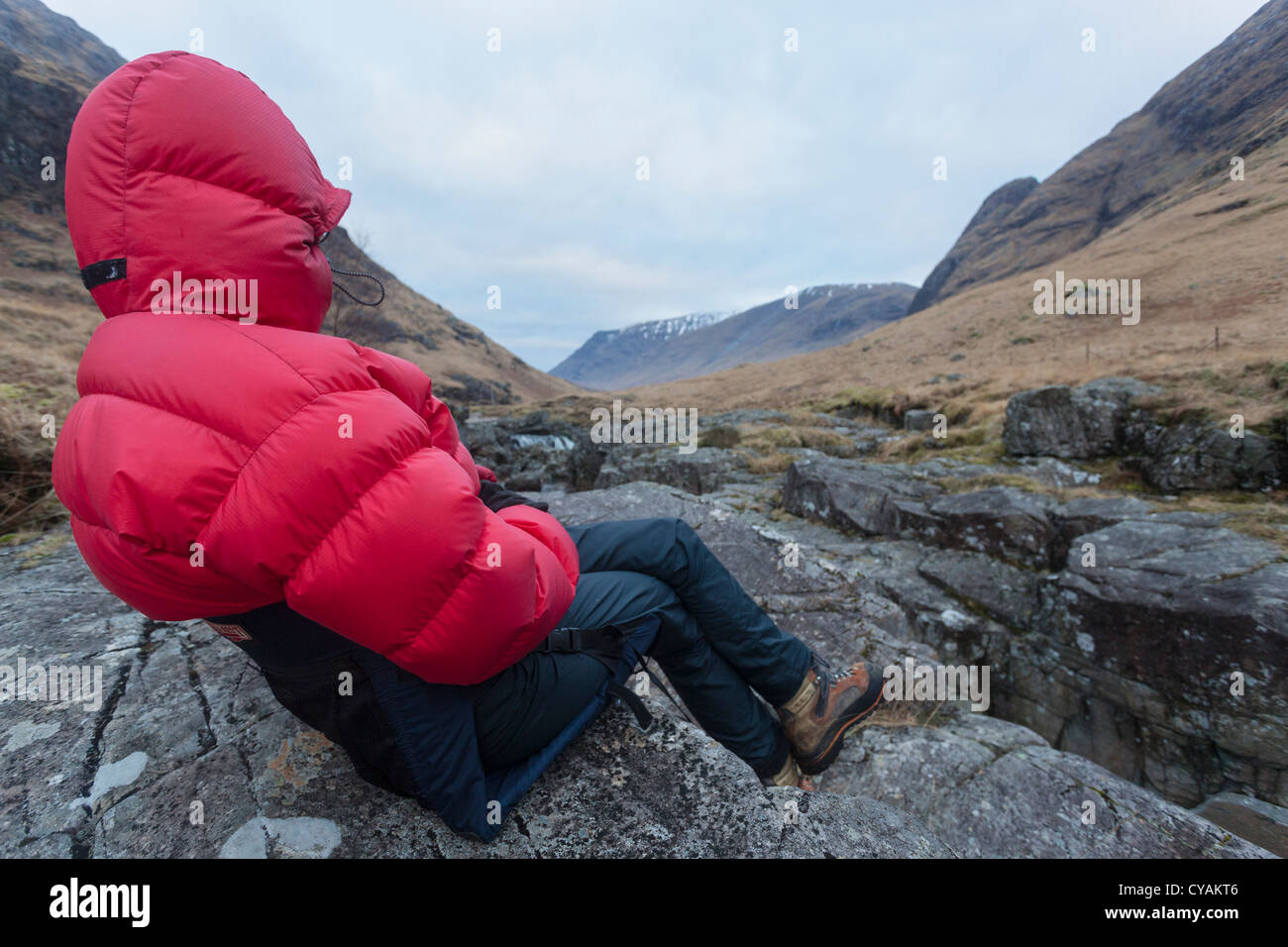 Ein Wanderer entspannend auf ihren Stellplatz neben dem Fluß Etive in den schottischen Highlands. Stockfoto