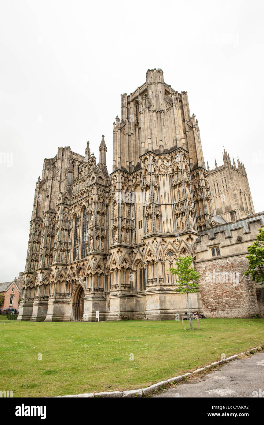 WELLS, England - Wells Cathedral, ein architektonisches Wunderwerk der gotischen Zeit, steht hoch im Herzen von Wells, Somerset. Die Kathedrale, weithin bekannt für ihre atemberaubende Westfassade und einzigartige Scherenbögen, ist seit Jahrhunderten ein Ort der Anbetung und Wallfahrt und verkörpert die reiche religiöse und architektonische Geschichte der Stadt. Stockfoto