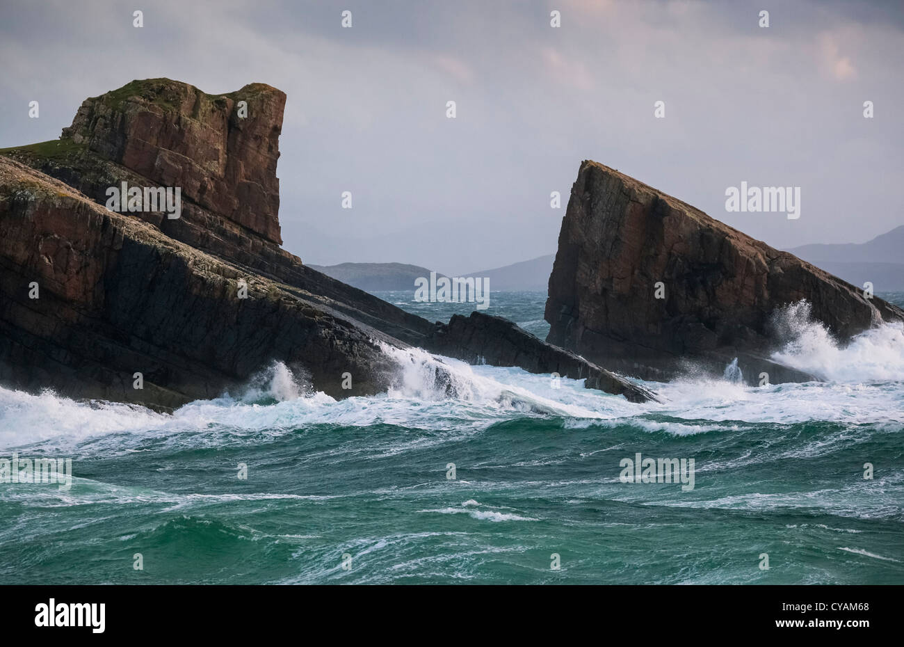 Split Rock ist als schlechtes Wetter Ansätze von den Wellen schlug sein... Clachtoll Bay, North West Highlands von Schottland. Stockfoto