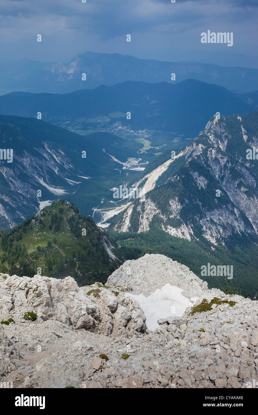Die Stadt von Kranjska Gora sehen in der Ferne vom Gipfel des Velika Mojstrovka, Julischen Alpen. Stockfoto