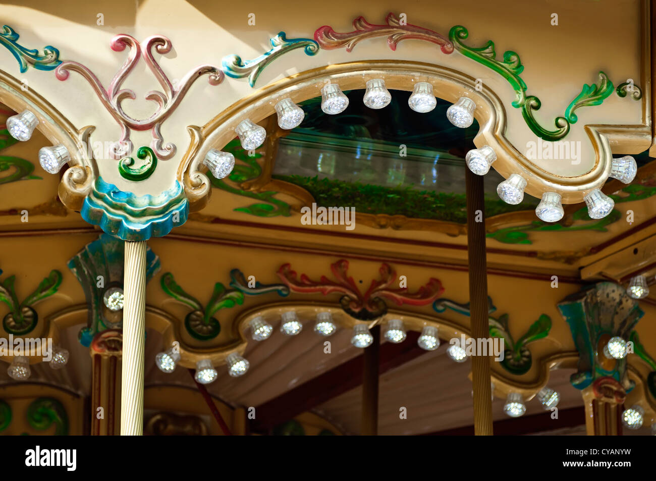 Vergnügungspark-Details. Leuchtende Lichter und verschiedene Ornamente. Stockfoto