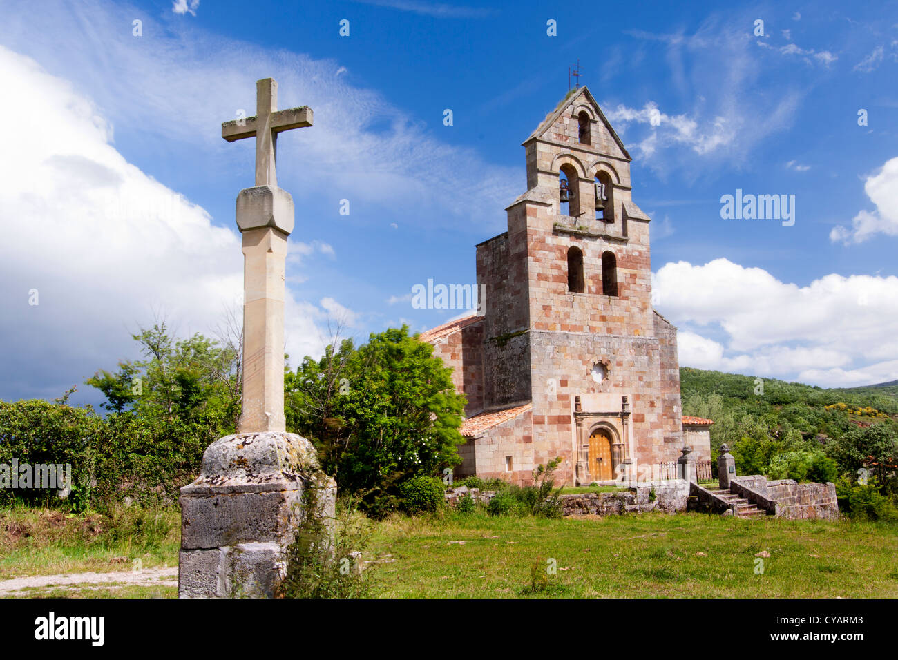 Die Kirche San Andres de Valdelomar ist romanisch. Valderredible, Kantabrien, Spanien. Stockfoto