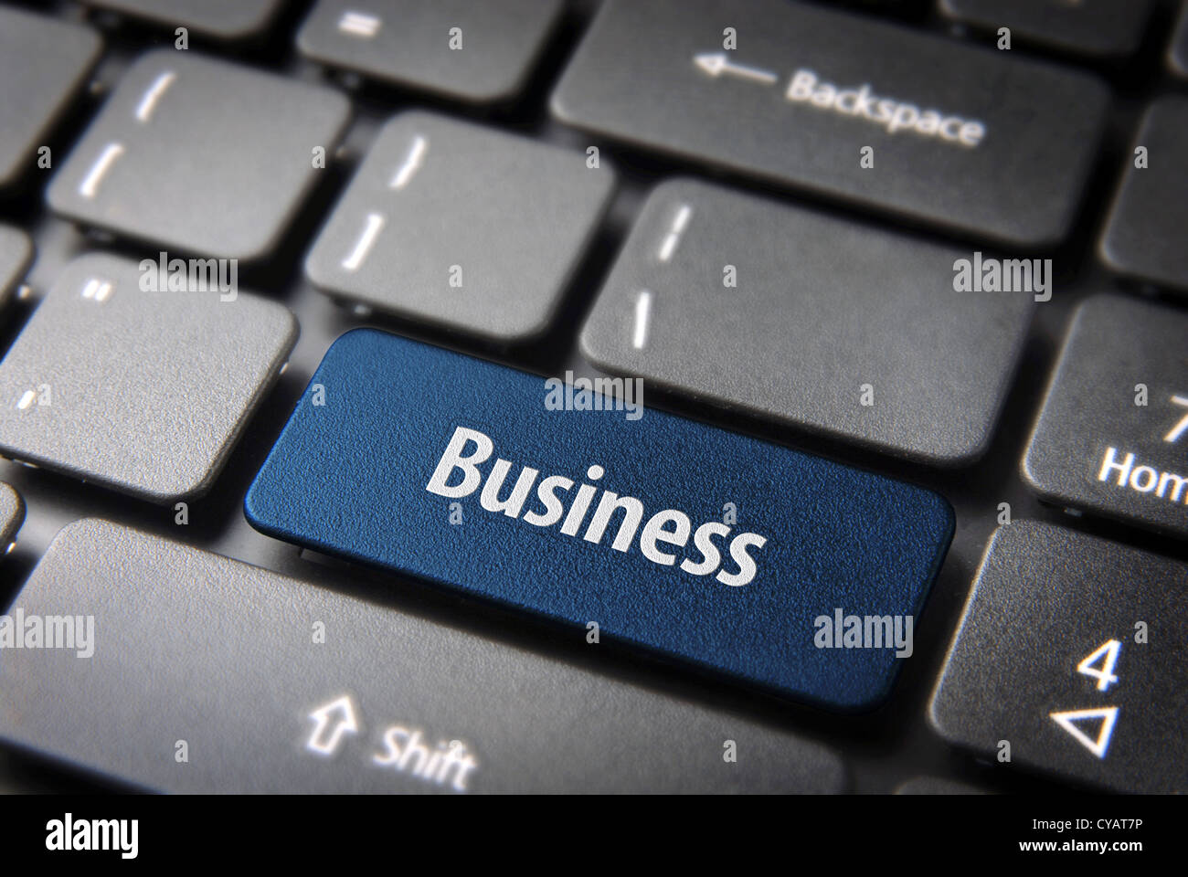 Erweitern Sie Ihr Unternehmen mit Internet: blaue Taste mit Geschäftswelt auf Laptop-Tastatur. Im Preis inbegriffen Clipping-Pfad, so dass Sie leicht bearbeitet werden kann. Stockfoto