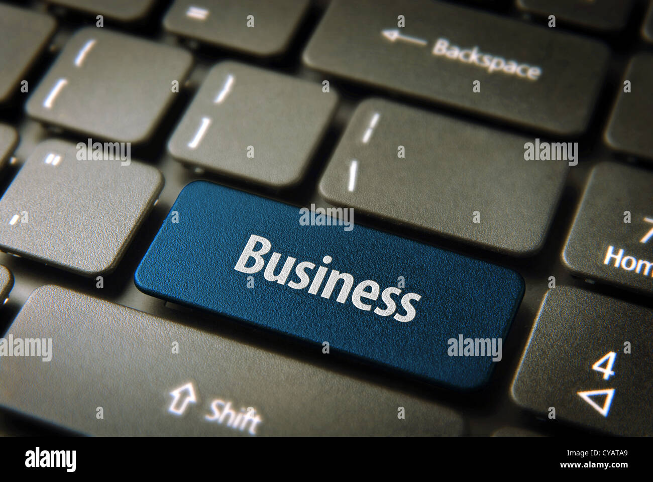 Erweitern Sie Ihr Unternehmen mit Internet: blaue Taste mit Geschäftswelt auf Laptop-Tastatur. Im Preis inbegriffen Clipping-Pfad, so dass Sie leicht bearbeitet werden kann. Stockfoto