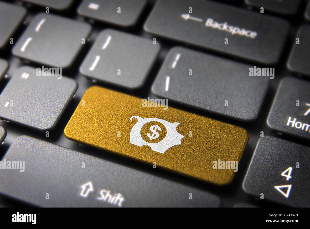 Geld verdienen mit Internet: Goldener Schlüssel mit Sparschwein Symbol auf Laptop-Tastatur. Im Preis inbegriffen Clipping-Pfad, so dass Sie leicht bearbeitet werden kann. Stockfoto