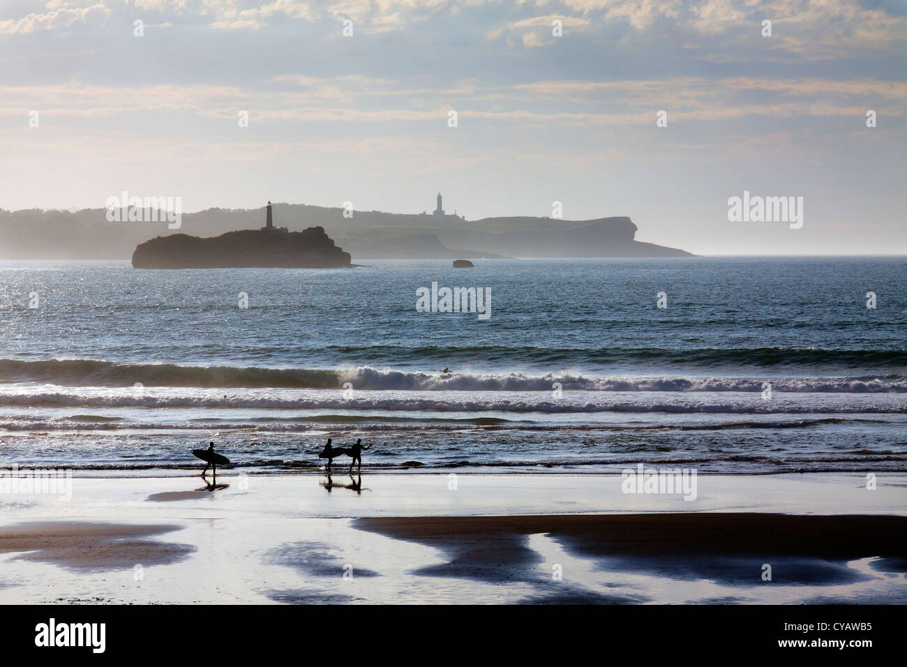 Spanischen Reiseziel am Atlantischen Ozean, Somo Strand in der Region Kantabrien, Blick auf Leuchtturm Stockfoto