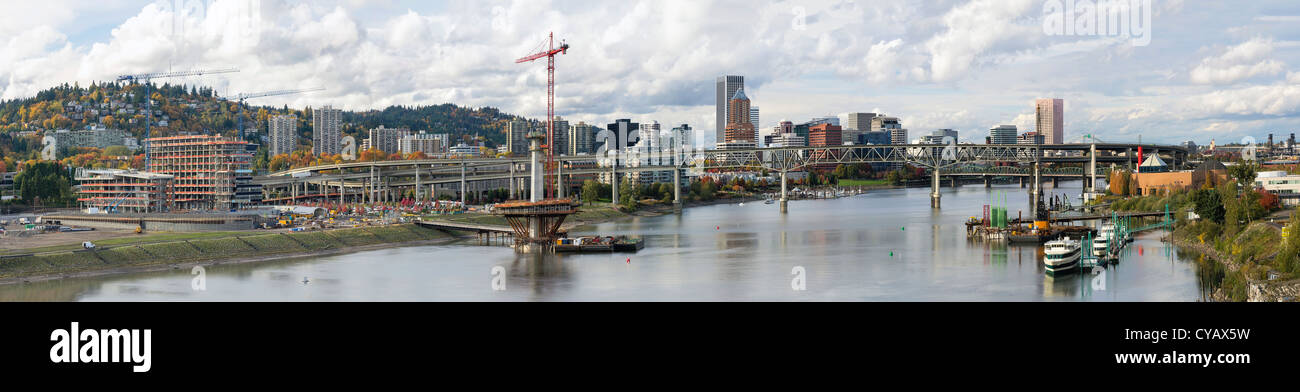 Portland Oregon Skyline entlang Willamette River mit Brücken-Panorama Stockfoto