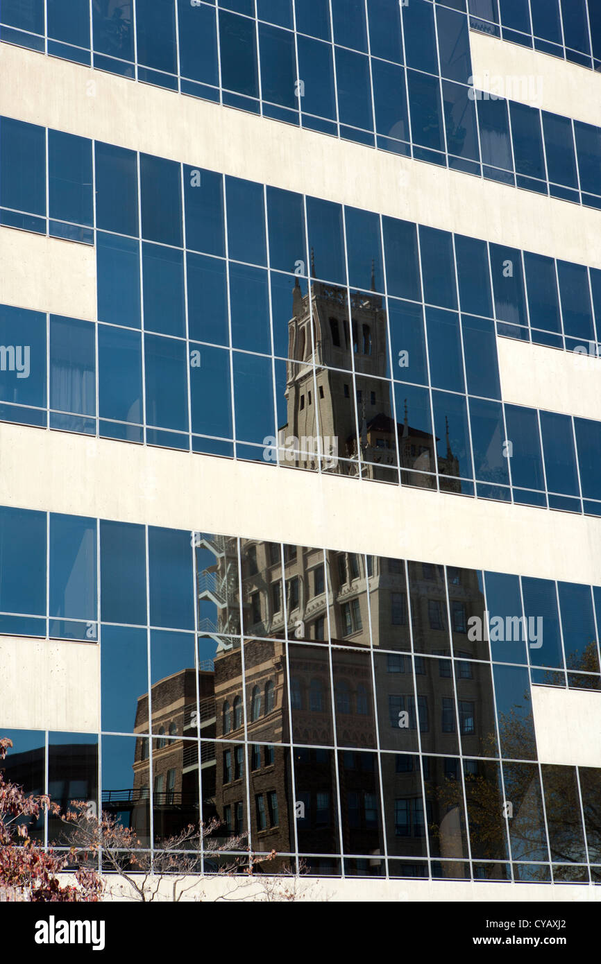 Gebäude-Reflexionen im Pack Square - Asheville, North Carolina USA Stockfoto