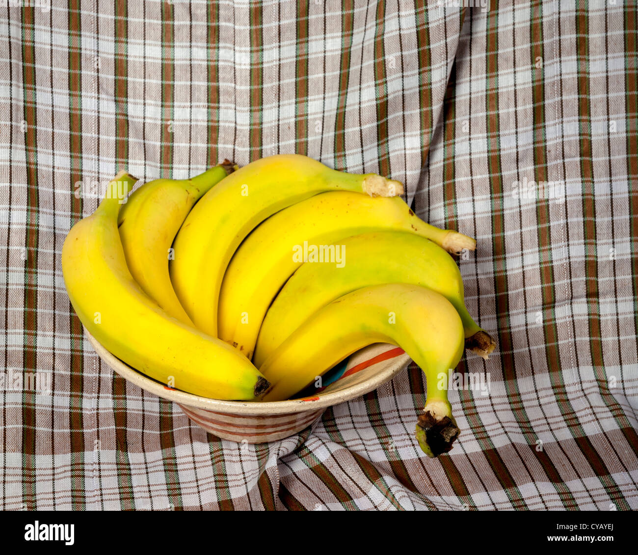Gelbe natürliche Frucht Bananen in eine Schüssel geben Stockfoto