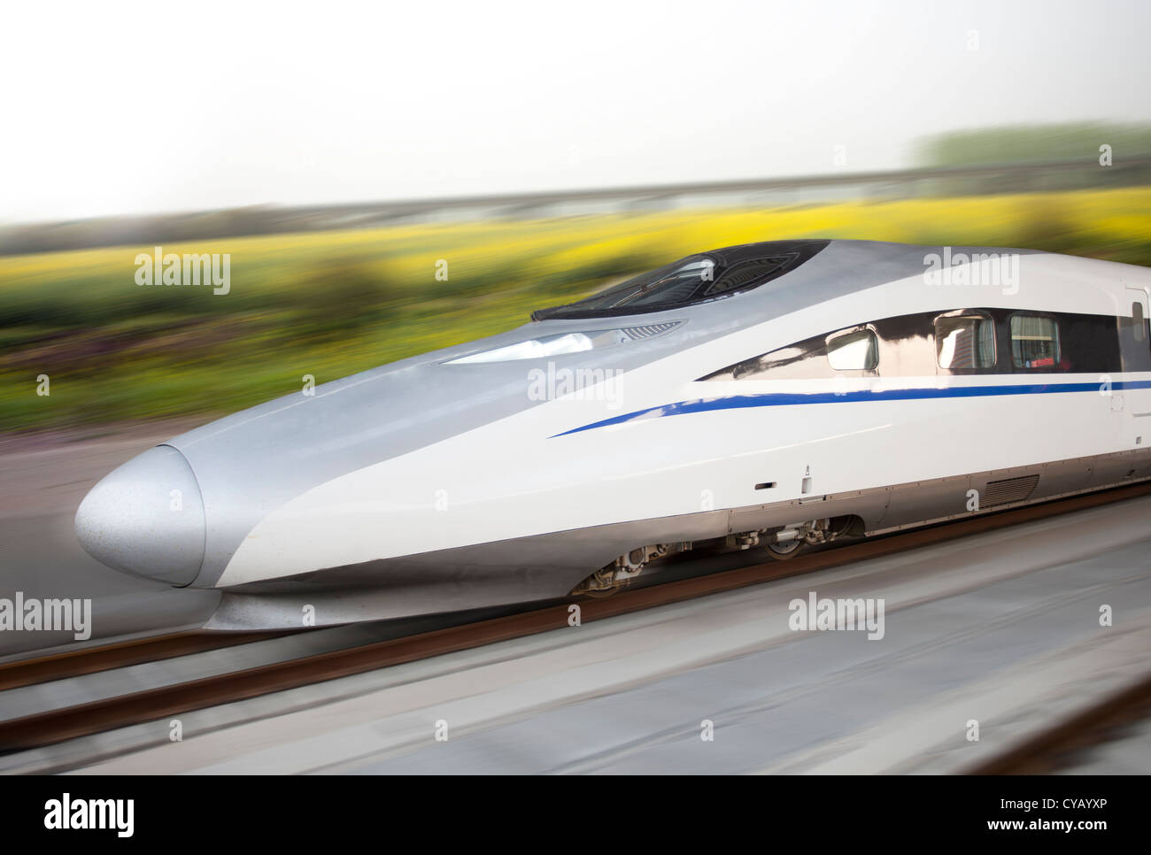 Moderne high-Speed Hochgeschwindigkeitszug auf der Strecke, China Stockfoto