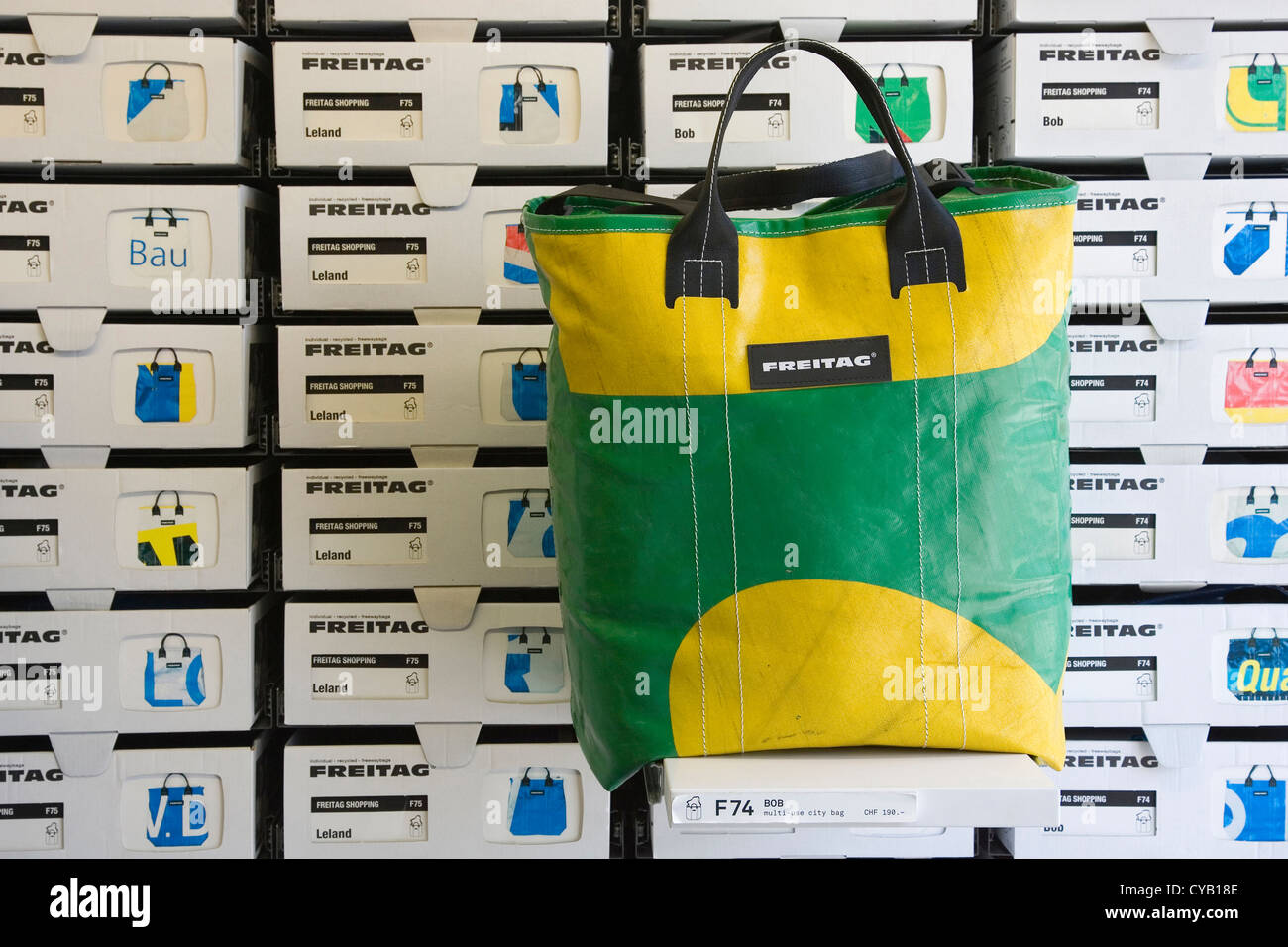 Europa, Schweiz, Zürich, Ffreitag Shop, Taschen aus recycelten Materialien Stockfoto