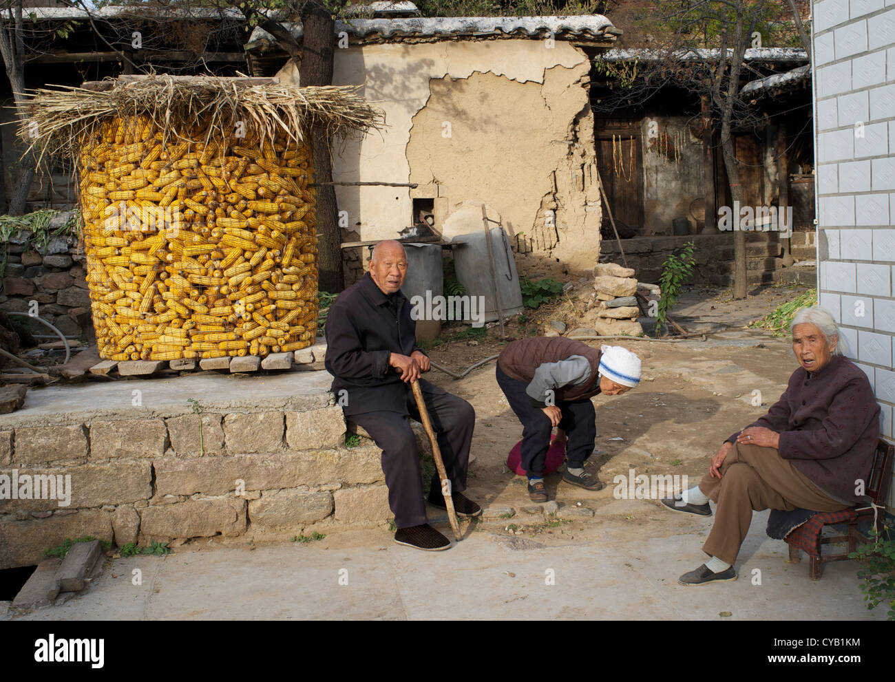 Alte Menschen ruhen in Laofen Dorf, Pingshan - offiziell benannten Armut County, Hebei, China. 23. Oktober 2012 Stockfoto