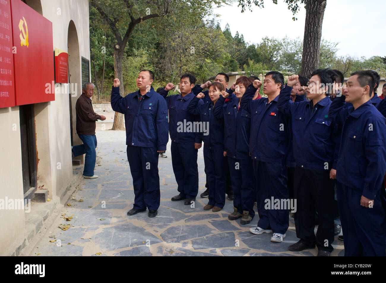 Chinesische CPC Mitglieder schwören vor einer Partei Flagge während des Besuchs Xibaipo, eines roten Tourismus-Spots in China. 23. Oktober 2012 Stockfoto